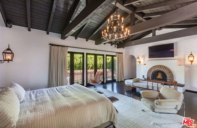 820 N Roxbury Drive, Beverly Hills, CA 90210