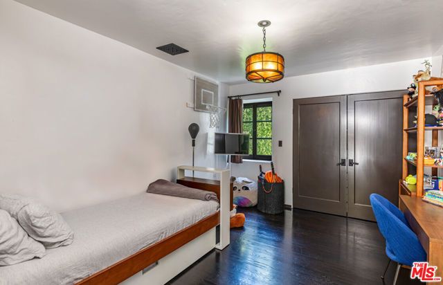 820 N Roxbury Drive, Beverly Hills, CA 90210