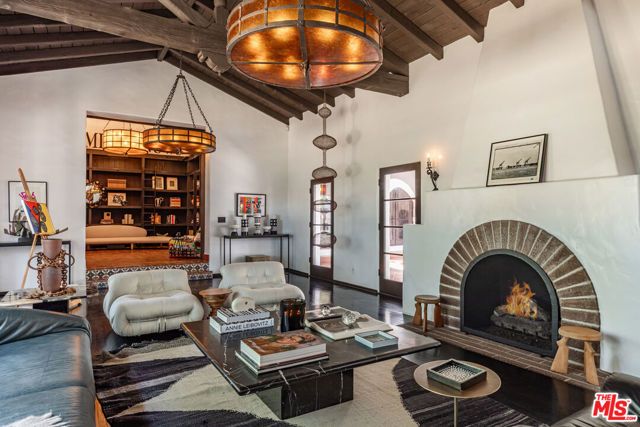 820 N Roxbury Drive, Beverly Hills, CA 90210