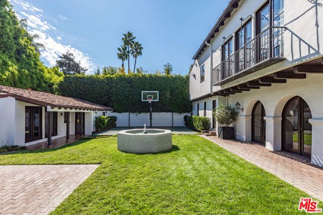 820 N Roxbury Drive, Beverly Hills, CA 90210