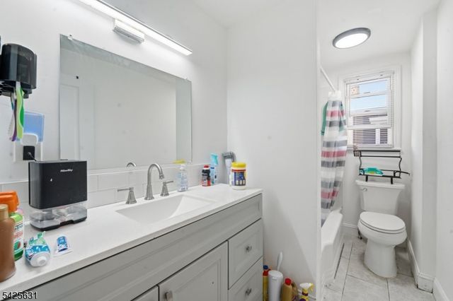 60 Westervelt Pl, Lodi Boro, NJ 07644