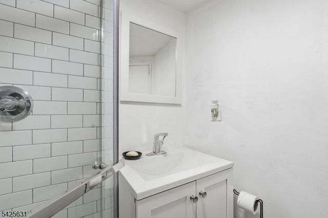 60 Westervelt Pl, Lodi Boro, NJ 07644