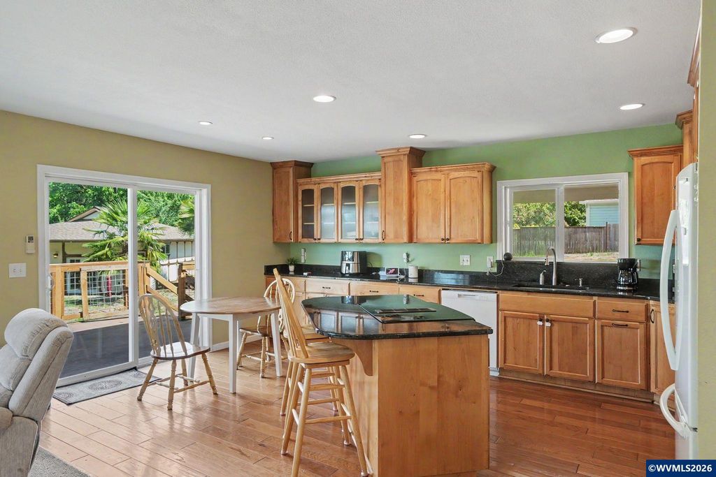 Image 6 of property listing at 433 Ash St, Dayton, OR 97114