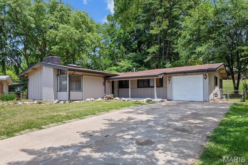 12 Country Lane, Florissant, MO 63033