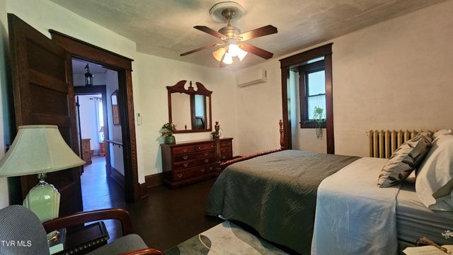 736 Northwest The Terrace Street, Norton, VA 24273