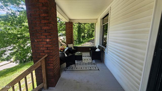 736 Northwest The Terrace Street, Norton, VA 24273
