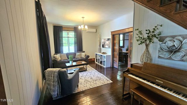 736 Northwest The Terrace Street, Norton, VA 24273