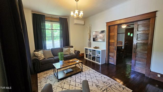 736 Northwest The Terrace Street, Norton, VA 24273