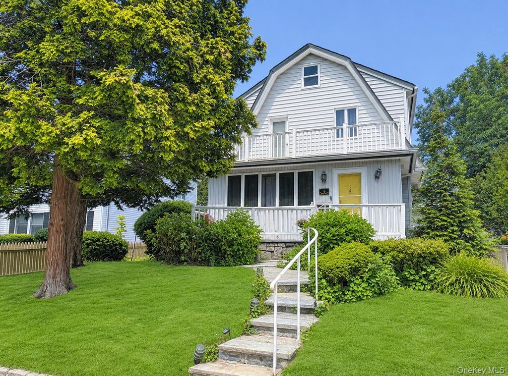 4 Spruce Place, Great Neck, NY 11021