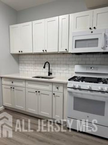 118 W 2 Street 17, Roselle, NJ 07203