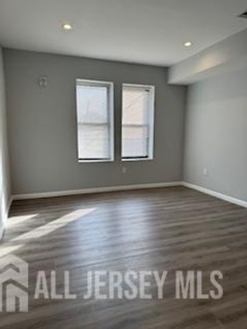 118 W 2 Street 17, Roselle, NJ 07203
