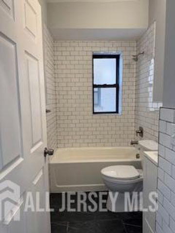 118 W 2 Street 17, Roselle, NJ 07203