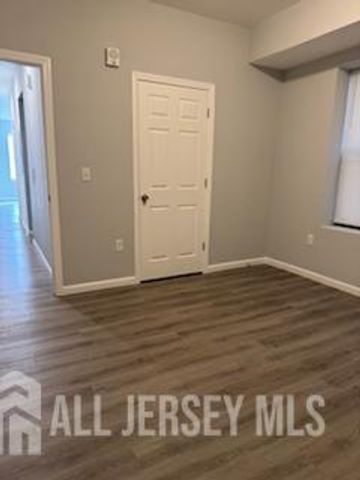 118 W 2 Street 17, Roselle, NJ 07203