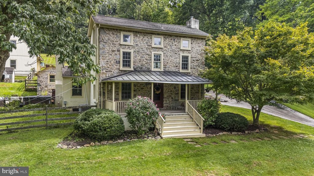 1272 HOLLOW RD, Chester Springs, PA 19425