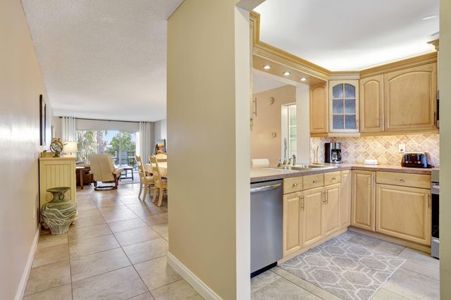 4040 Crystal Lake Dr 202, Deerfield Beach, FL 33064
