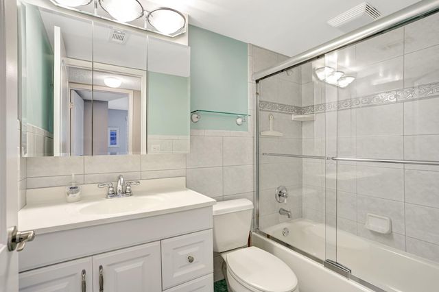4040 Crystal Lake Dr 202, Deerfield Beach, FL 33064