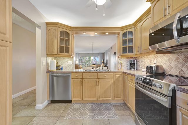 4040 Crystal Lake Dr 202, Deerfield Beach, FL 33064