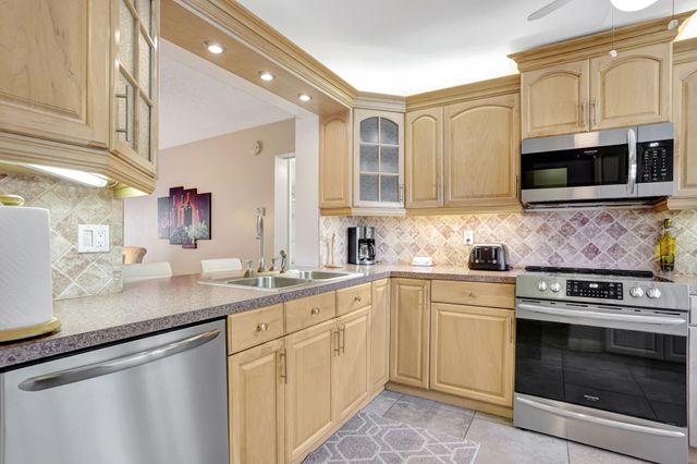 4040 Crystal Lake Dr 202, Deerfield Beach, FL 33064