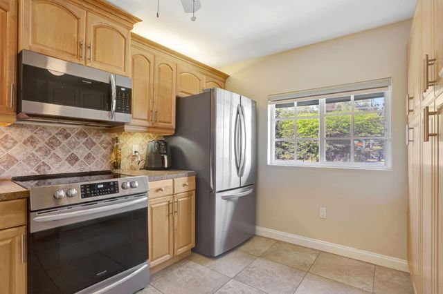 4040 Crystal Lake Dr 202, Deerfield Beach, FL 33064