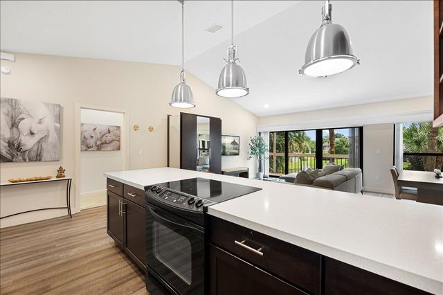11863 Wimbledon Circle 542, Wellington, FL 33414