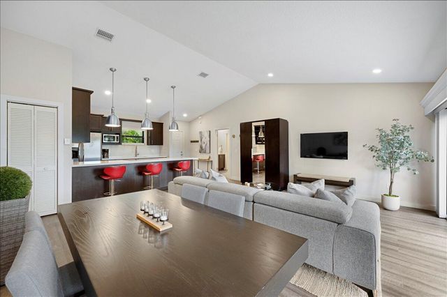 11863 Wimbledon Circle 542, Wellington, FL 33414
