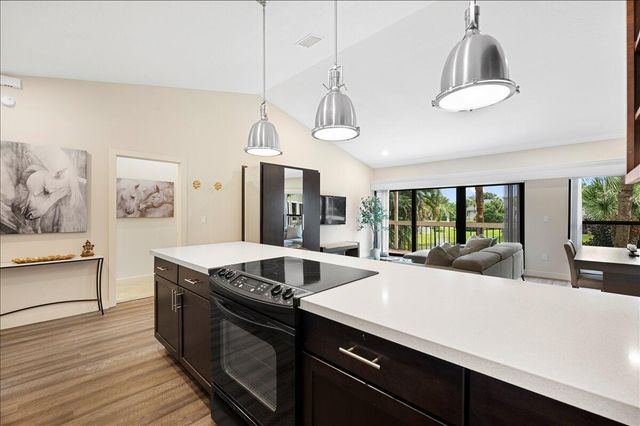 11863 Wimbledon Circle 542, Wellington, FL 33414