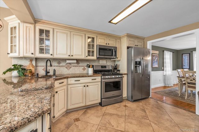 140 Cadman Avenue, Babylon, NY 11702
