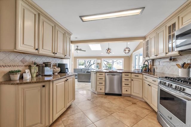 140 Cadman Avenue, Babylon, NY 11702