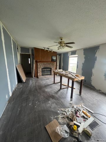 370 County Road 347, Hondo, TX 78861