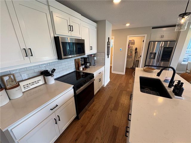 8705 SW Edgewater Drive, Blue Springs, MO 64064