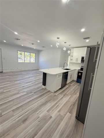 136 N Evergreen Dr, Lake Park, FL 33403