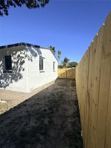 136 N Evergreen Dr, Lake Park, FL 33403