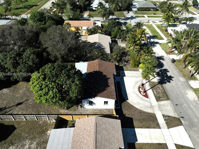 136 N Evergreen Dr, Lake Park, FL 33403