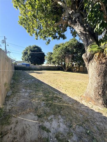 136 N Evergreen Dr, Lake Park, FL 33403