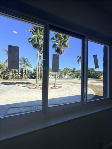 136 N Evergreen Dr, Lake Park, FL 33403