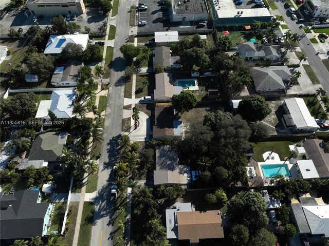 136 N Evergreen Dr, Lake Park, FL 33403