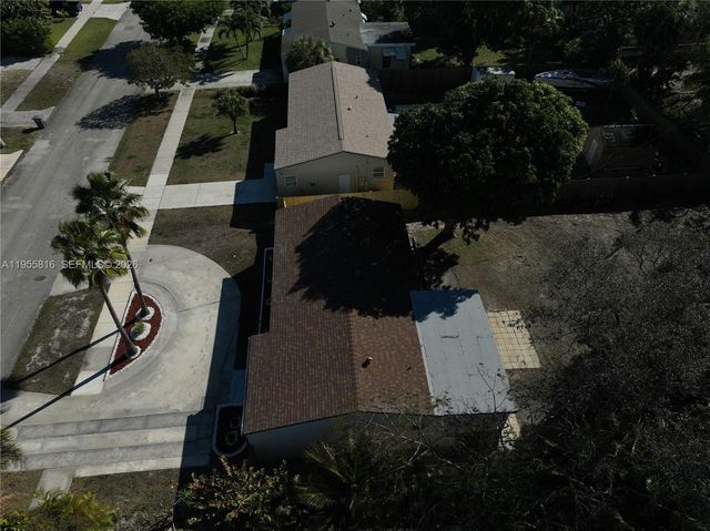 136 N Evergreen Dr, Lake Park, FL 33403