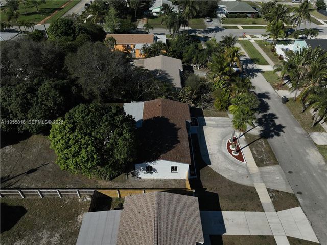 136 N Evergreen Dr, Lake Park, FL 33403