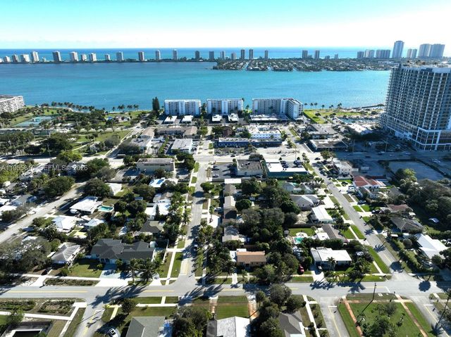 136 N Evergreen Dr, Lake Park, FL 33403