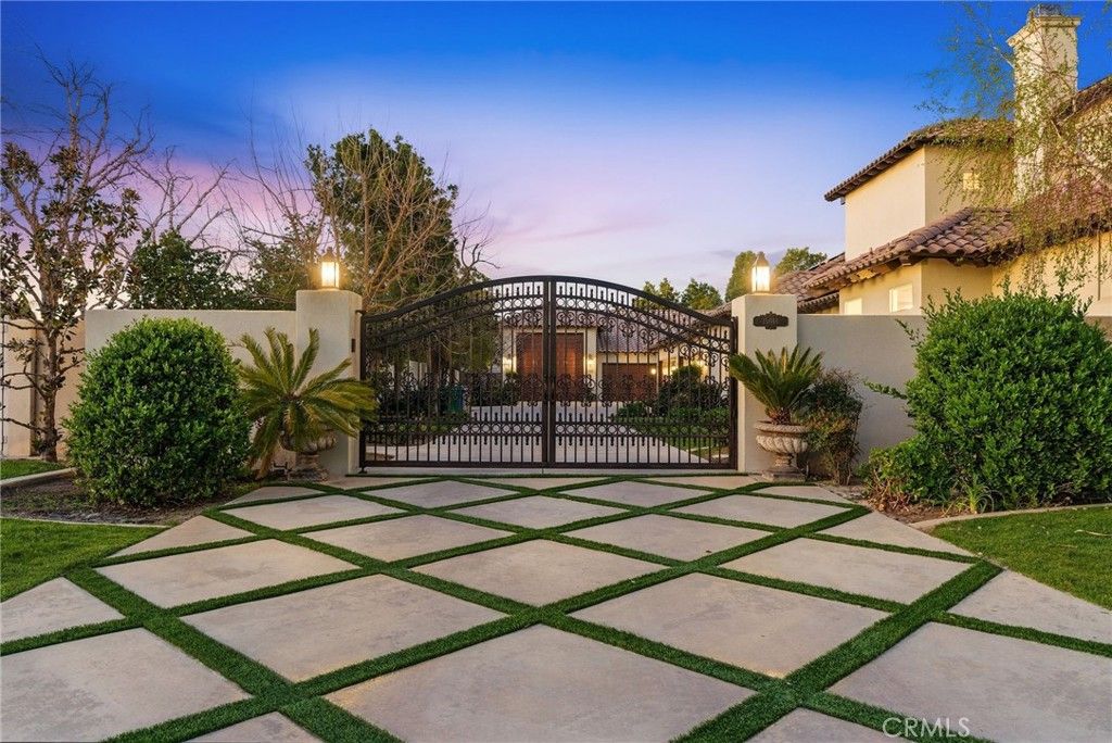 Image 3 of property listing at 15014 Thunder Valley Road, Bakersfield, CA 93314