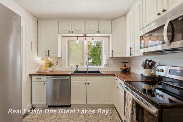2250 Hemmeter Road, Saginaw, MI 48603
