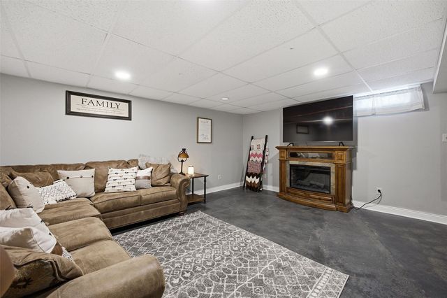 2960 26th Ave, Marion, IA 52302