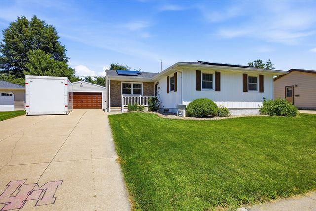 2960 26th Ave, Marion, IA 52302