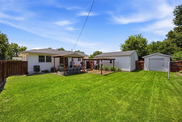 2960 26th Ave, Marion, IA 52302
