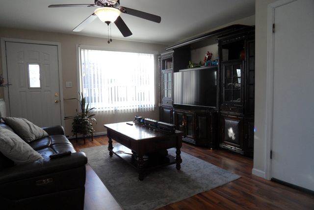 572 Fourth Avenue, Aurora, IL 60505