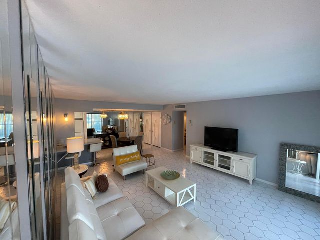 2600 N Flagler Drive 301, West Palm Beach, FL 33407