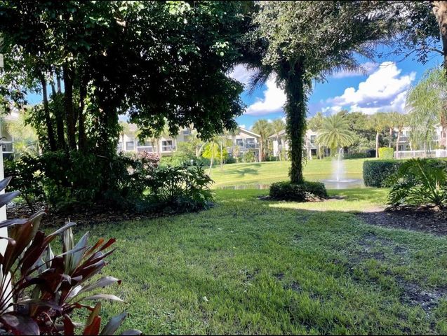 11863 Wimbledon Circle 447, Wellington, FL 33414
