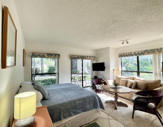 11863 Wimbledon Circle 447, Wellington, FL 33414