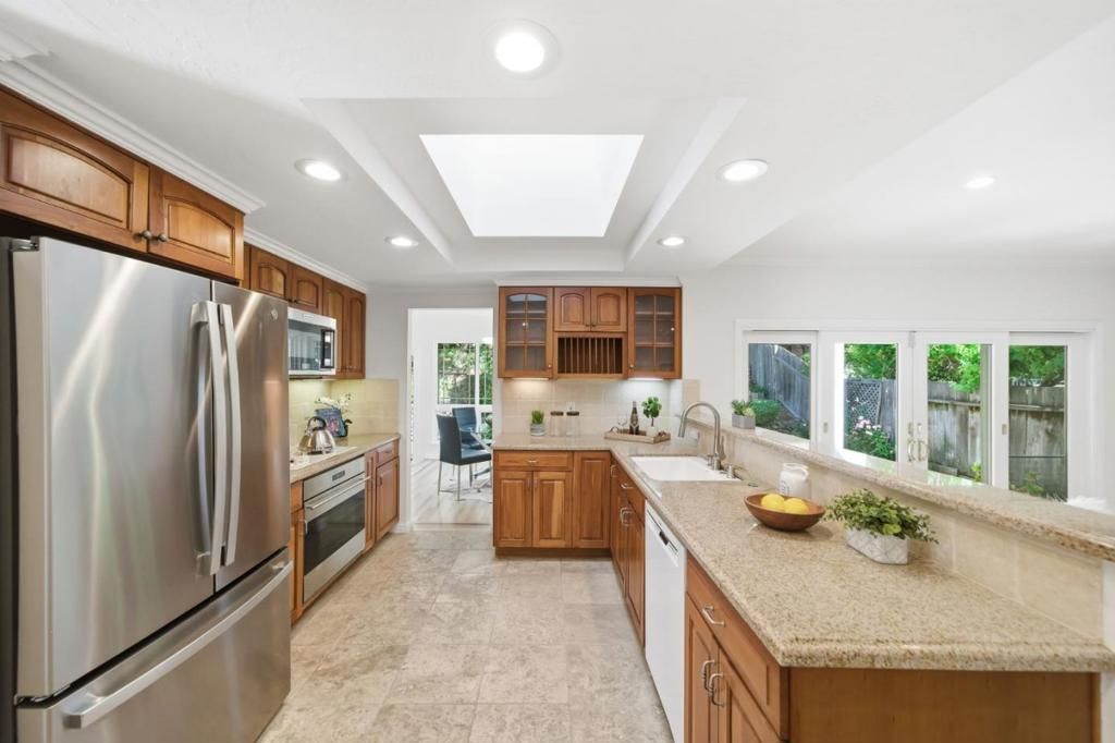Image 5 of property listing at 3194 La Mesa Drive, San Carlos, CA 94070