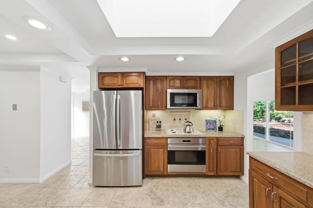 Image 6 of property listing at 3194 La Mesa Drive, San Carlos, CA 94070